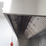Campana extractora de acero inoxidable fabricada por TCOM SL, diseñada a medida para cocinas profesionales. Ofrece máxima higiene, resistencia y eficacia en la extracción de humos y vapores.