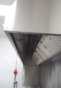 Campana extractora de acero inoxidable fabricada por TCOM SL, diseñada a medida para cocinas profesionales. Ofrece máxima higiene, resistencia y eficacia en la extracción de humos y vapores.