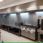Cocina profesional equipada con campana extractora de acero inoxidable TCOM SL. Solución completa para hostelería: potencia, higiene y diseño a medida para un entorno de trabajo seguro y eficiente.