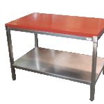 Mesa de corte profesional fabricada en acero inoxidable por TCOM SL, con encimera de polietileno rojo y balda inferior. Resistente, higiénica y diseñada para cocinas industriales y carnicerías.