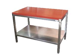 Mesa de corte profesional fabricada en acero inoxidable por TCOM SL, con encimera de polietileno rojo y balda inferior. Resistente, higiénica y diseñada para cocinas industriales y carnicerías.