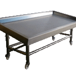 Mostrador móvil de acero inoxidable fabricado por TCOM SL, con estructura robusta y ruedas de gran resistencia. Ideal para pescaderías, supermercados y negocios que requieren movilidad e higiene en la exposición.